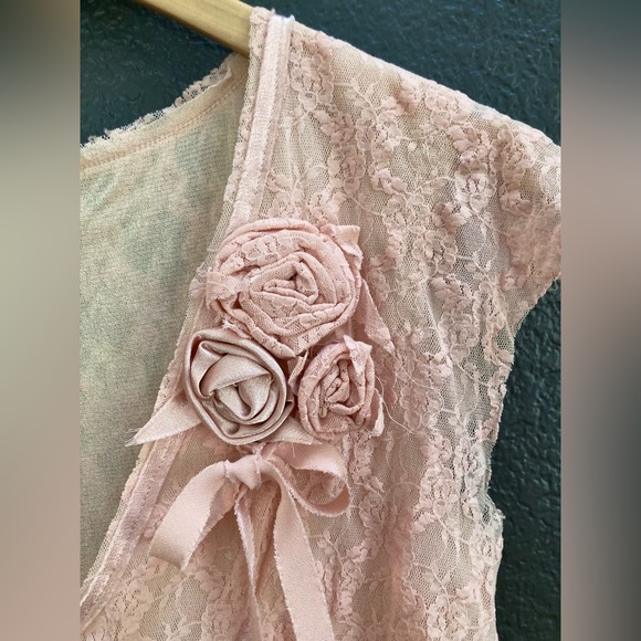 BANANA REP - coquettish lace v-neck top, spandex - Picture 2 of 6